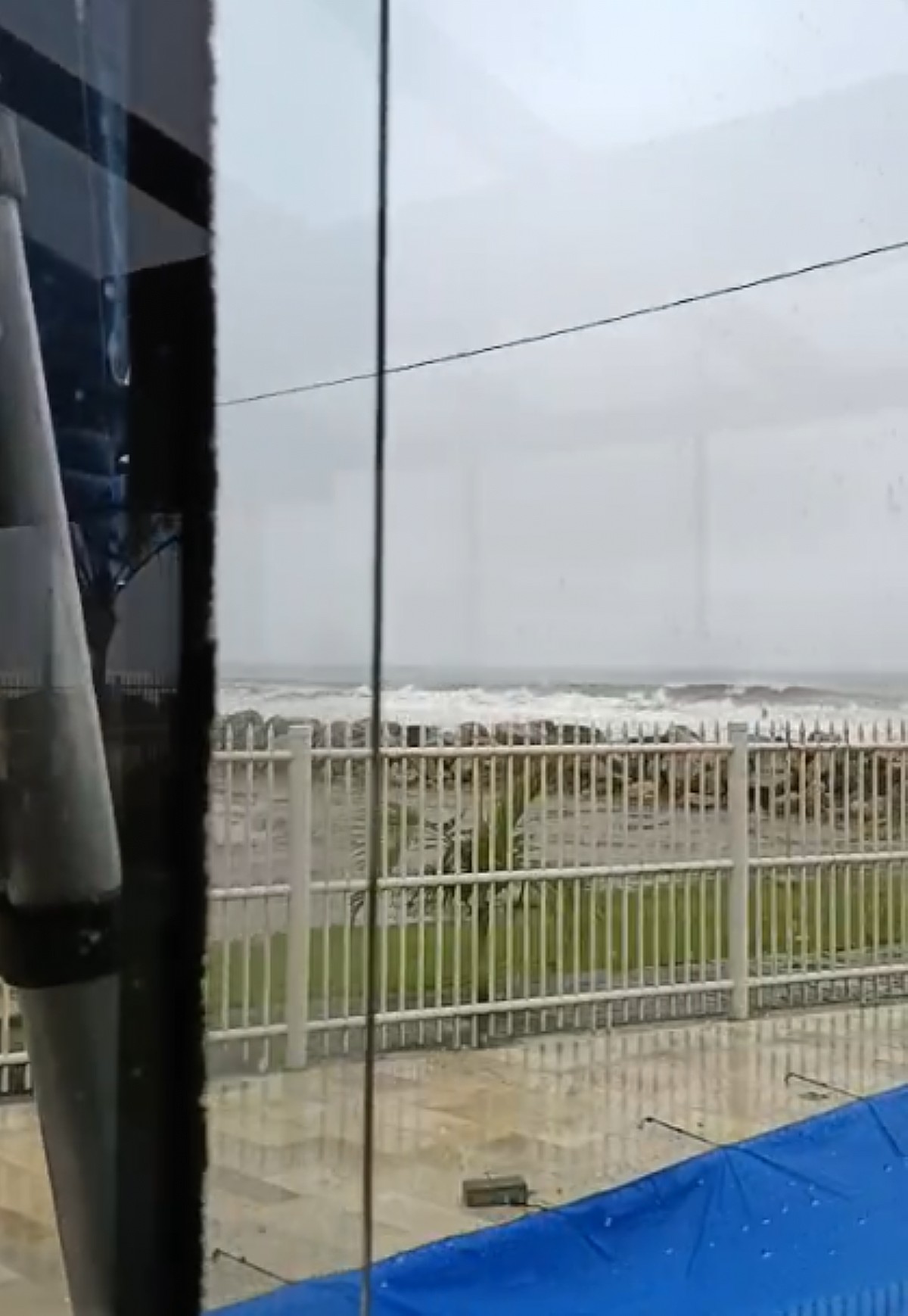 Por que impermeabilizar os vidros em casas de frente para o mar?
